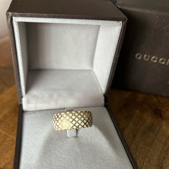 AUTHENTIC GUCCI DIAMANTISSIMA WHITE ENAMEL AND 18 KARAT YELLOW GOLD RING - Picture 9 of 15